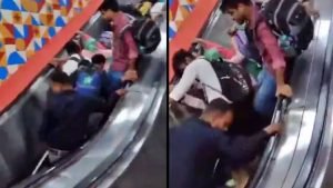 आगरा01नवम्बर23* रेलवे स्टेशन के एस्केलेटर पर फंसे यात्री, सीढ़ियों पर गिरे