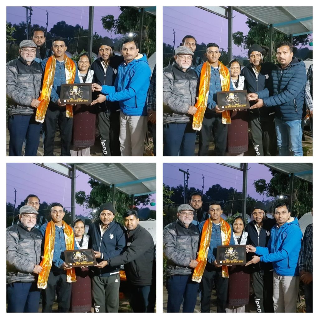 हल्द्वानी 13 दिसंबर 2023* हिमांशु पाण्डेय के लेफ्टिनेंट बनने पर एक समाज श्रेष्ठ समाज संस्था पदाधिकारियों ने भगवा अंगवस्त्र पहनकर भगवान गणेश जी की प्रतिमा देकर स्वागत कर शुभकामनाएं दी