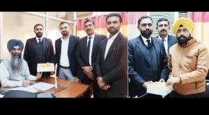 पंजाब 19 दिसंबर 2023* तहसीलदार व नायब तहसीलदार ने बार एसोसिएशन के प्रधान लखविंद्र सिंह सिद्ध व सैक्ट्री गौरीशंकर माकड़, ज्वाईंट सैक्ट्री दिनेश राजौरा, कैशियर राजिंद्र कांटीवाल का मुंह मीठा करवाया