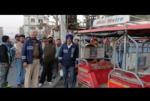 पंजाब 20 दिसंबर 2023* ट्रैफिक प्रभारी सुरिंद्र सिंह ने ई-रिक्शा रिफलैक्टर लगाए व जरूरी दिशा निर्देश दिये