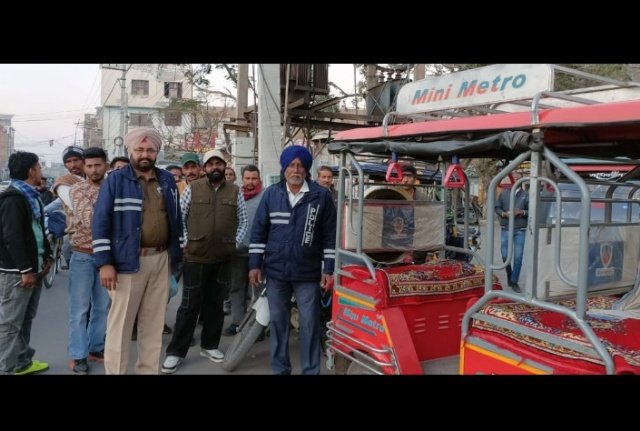 पंजाब 20 दिसंबर 2023* ट्रैफिक प्रभारी सुरिंद्र सिंह ने ई-रिक्शा रिफलैक्टर लगाए व जरूरी दिशा निर्देश दिये