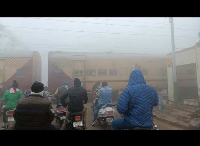 पंजाब 25 दिसंबर 2023* धुंध के कारण ट्रेने चलीं देरी से, लोग हुए परेशान