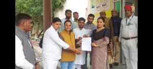 कानपुर देहात06दिसम्बर23*जयपुर में करणीसेना के अध्यक्ष की हत्या के विरोध में करणीसेना के जिलाध्यक्ष ने डीएम को ज्ञापन सौंपा।