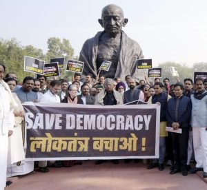 दिल्ली20दिसम्बर23*संसद के शीतकालीन सत्र के 13वें दिन 141 सांसदों के निलंबन के विरोध में विपक्ष के सांसदों ने प्रदर्शन किया।