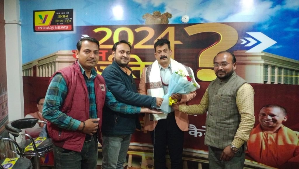 वाराणसी20दिसम्बर23*इंस्पेक्टर दुर्गेश कुमार मिश्र का आगरा जनपद स्थानांतरण पर पत्रकारों ने किया विदाई समारोह