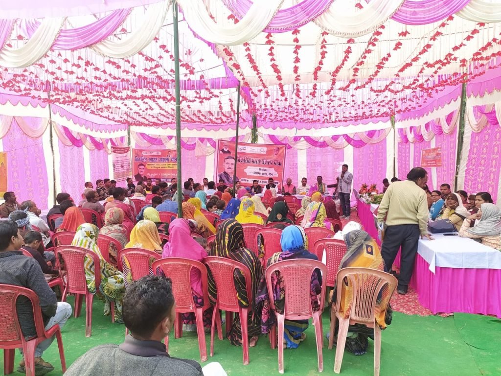 कौशाम्बी24दिसम्बर23*ग्राम पंचायत पन्नोई पहुंची विकसित भारत संकल्प यात्रा के दौरान ग्रामीणों को दी गई सरकारी योजनाओं की जानकारी।*