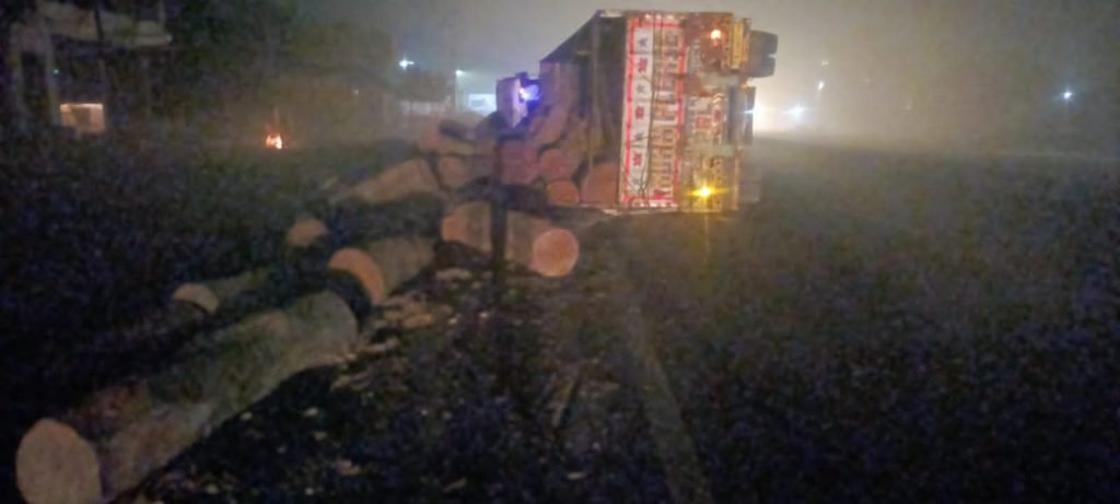 कौशाम्बी24दिसम्बर23*लकड़ी लदा ओवरलोड ट्रक पलटा,ड्राइवर हुआ चोटहिल*