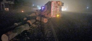 कौशाम्बी24दिसम्बर23*लकड़ी लदा ओवरलोड ट्रक पलटा,ड्राइवर हुआ चोटहिल*