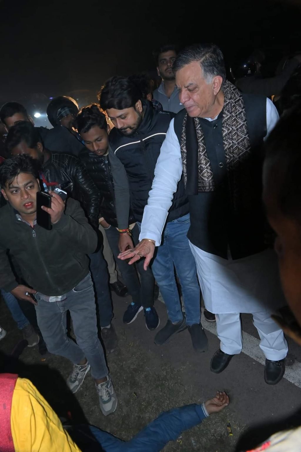 कानपुर26दिसम्बर23*विधानसभा अध्यक्ष सतीश महाना ने घायलो को अस्पताल पहुंचाया_*