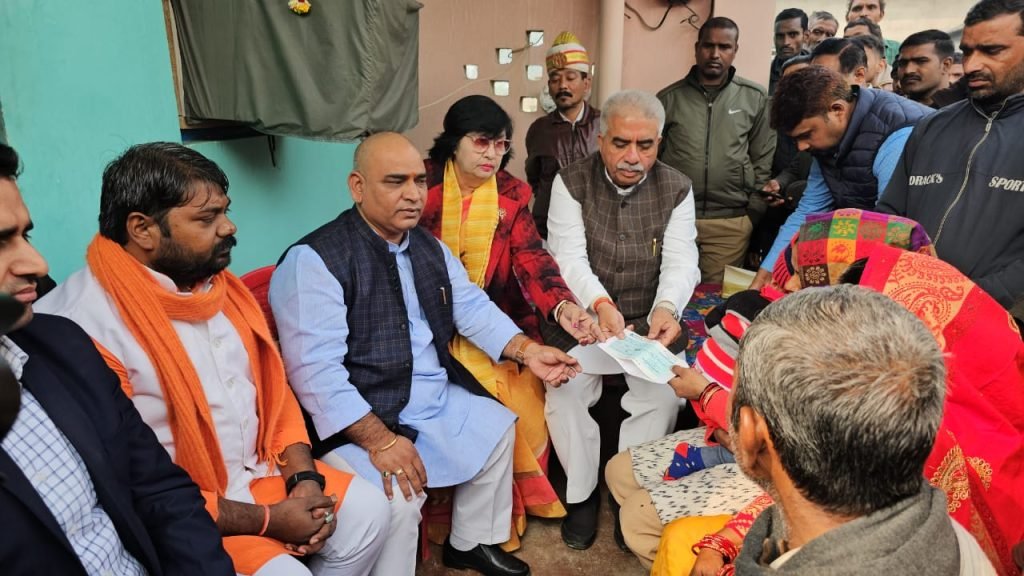 कानपुर26दिसम्बर23*शहीद करन सिंह के घर पहुंचे मंत्री राकेश सचान* कानपुर26दिसम्बर23*शहीद करन सिंह के घर पहुंचे मंत्री राकेश सचान*