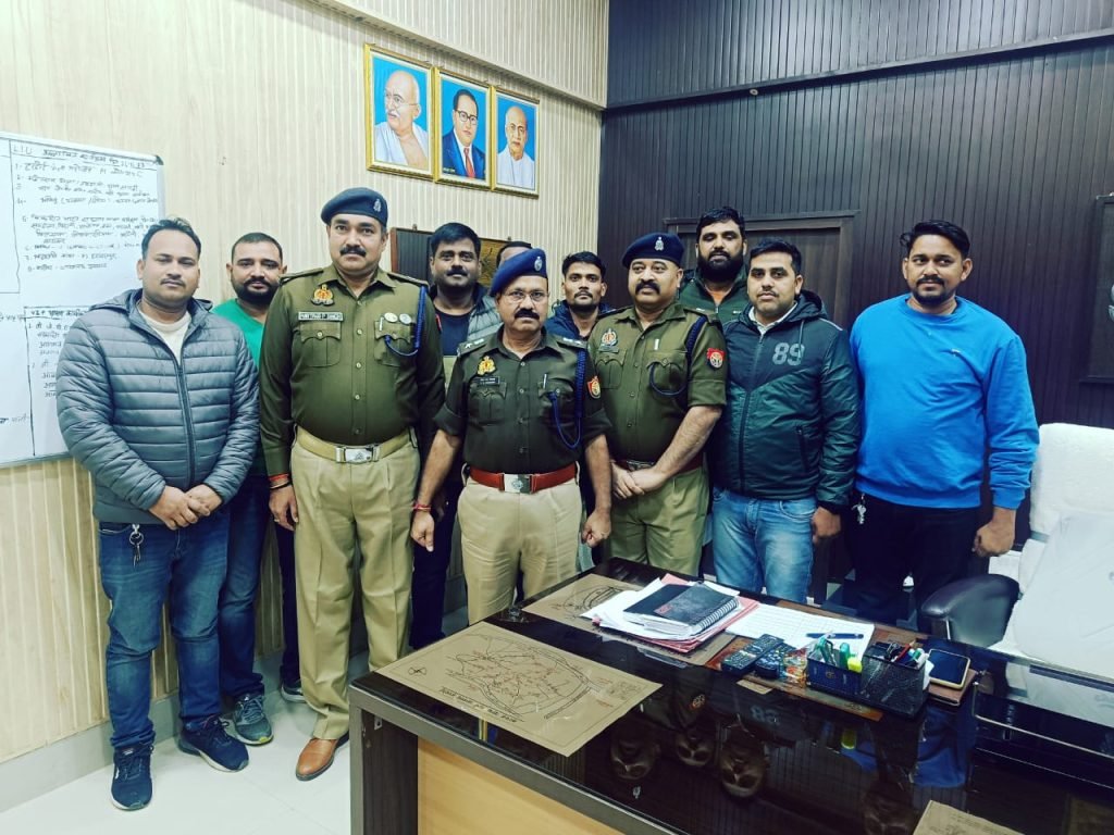 हरदोई26दिसम्बर23*कपड़ा व्यापारी अपहरण कांड के खुलासे मे मुख्य भूमिका मे रहे कांस्टेबल को पुलिस अधीक्षक ने किया सम्मानित* हरदोई26दिसम्बर23*कपड़ा व्यापारी अपहरण कांड के खुलासे मे मुख्य भूमिका मे रहे कांस्टेबल को पुलिस अधीक्षक ने किया सम्मानित*