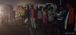 कौशाम्बी01दिसम्बर23*घायल साँड़ बचाने के चक्कर मे हुआ भयंकर एक्सीडेंट।