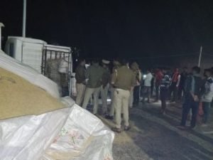 कौशाम्बी01दिसम्बर23*बाइक सवार 3 लोगो को डीसीएम ने मारी टक्कर तीनो गंभीर घायल*