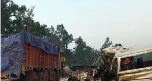 क्योंझर उड़ीसा01दिसंबर23*देवी दर्शन के लिए जा रहा वाहन ट्रक से टकराया, तीन महिलाओं समेत आठ की मौत