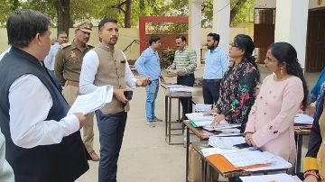 कानपुर नगर02दिसम्बर23*डीएम ने 18-19 आयु वर्ग के लोगों को एवं महिला वोटरों को वोटर लिस्ट में सम्मिलित किए जाने के संबंध में किया बूथों का निरीक्षण।