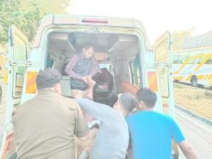 अयोध्या03दिसम्बर23*खड़े कंटेनर में डीसीएम ने मारी टक्कर, एक कि मौत तीन घायल, खड़े कंटेनर में लदी थी शराब