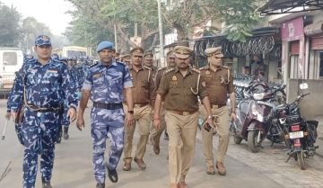 कौशाम्बी07दिसम्बर23*रैपिड एक्शन फोर्स के जवानों ने चायल कस्बा में किया फ्लैग मार्च*