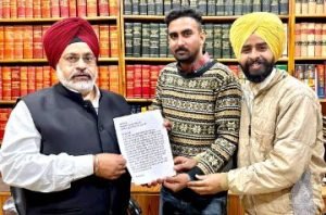 पंजाब08दिसम्बर23*पंजाब पुलिस के वालंटियरों ने आम आदमी पार्टी के वरिष्ठ नेता एडवोकेट हरप्रीत सिंह को एक मांग पत्र सौंपा