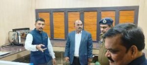 कानपुर नगर08दिसम्बर23*जिलाधिकारी श्री विशाख जी0 द्वारा आज जिला कारागार में आउटलेट बन्दी रसोई काउन्टर रसोईघर का निरीक्षण किया गया।