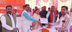 कौशाम्बी12दिसम्बर23*निपुण विद्यार्थियों को डीएम ने शिक्षण सामग्री वितरित कर किया उत्साहवर्धन*