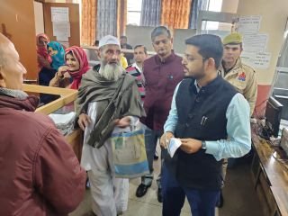 सहारनपुर12दिसम्बर23*मुख्य विकास अधिकारी ने किया विकास भवन का औचक निरीक्षण..