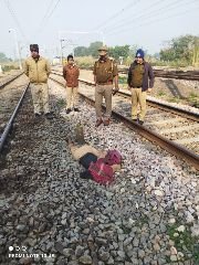 कौशाम्बी14दिसम्बर23*रेलवे ट्रैक पर मिला अज्ञात अधेड़ महिला का शव