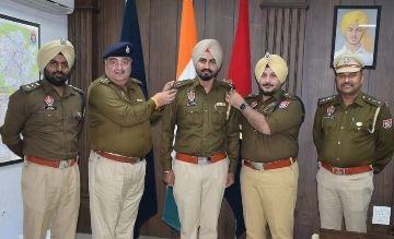 पंजाब14दिसम्बर23*गगनदीप सिंह बने एएसआई, एसएसपी, एसपीडी व डीएसपी अबोहर ने लगाया स्टार लगाकर दी बधाई