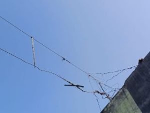 कानपुर14दिसम्बर23* जय प्रकाश नगर में ग्रामीणों के घरों के ऊपर से गुजर रही जर्जर पड़ी हाईटेंशन लाइन।