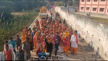 कौशाम्बी15दिसम्बर23*श्रीमद् भागवत कथा के पूर्व सिर पर कलश रखकर भक्तों ने किया नगर भ्रमण*