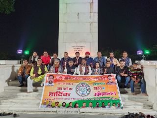 कानपुर नगर16दिसम्बर23*व्यापारियों ने शहीदों को मोमबत्ती जलाकर श्रद्धांजलि देते हुए मनाया विजय दिवस*