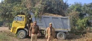 अयोध्या16दिसम्बर23*पुलिस ने अवैद्य मिट्टी लेकर जा रहे डंफर को किया सीज