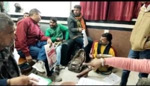 भागलपुर16.12.2023* शारीरिक रूप से विकलांग व्यक्तियों को भागलपुर स्टेशन पर रियायती प्रमाणपत्र वितरण के साथ सहायता प्रदान की*