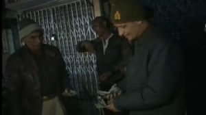 कानपुर नगर21दिसम्बर23*नशे में पडे व्यक्ति की मदद कर पुलिस ने दिखाई मनावता की मिशाल ।