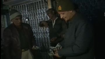 कानपुर नगर21दिसम्बर23*नशे में पडे व्यक्ति की मदद कर पुलिस ने दिखाई मनावता की मिशाल ।