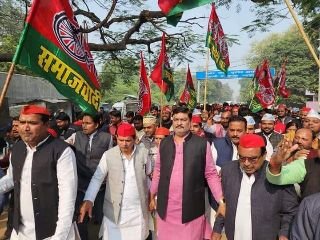 अयोध्या22दिसम्बर23*INDIA गठबंधन के 142 सांसदों को निलंबित किये जाने के विरोध में ज्ञापन सौंपा।