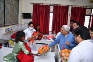 कौशाम्बी22दिसम्बर23*महामहिम राज्यपाल ने जिला अस्पताल पहुंचकर फल एवं बच्चो को चॉकलेट वितरित किया।*