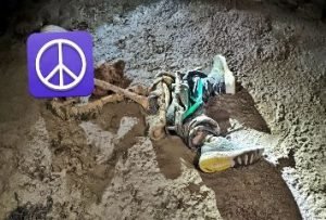 उन्नाव24दिसम्बर23*गंगा के बीच रेती में हाथ-पैर बंधा पड़ा मिला युवक का शव,