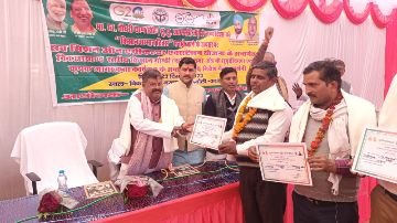 अयोध्या24दिसम्बर23*किसान की एक आँख खेत के मेड पर और दूसरी देश की राजनीति पर... रामचंद्र यादव अयोध्या24दिसम्बर23*किसान की एक आँख खेत के मेड पर और दूसरी देश की राजनीति पर... रामचंद्र यादव