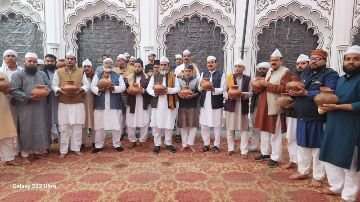 अयोध्या27दिसम्बर23*मख्दूम अब्दुल हक़ रुदौलवी के उर्स में रस्मे गागर वा दरगाह शरीफ में सुब्बु मिया ने चिरागा किया