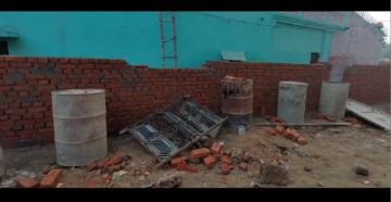 कौशांबी30दिसम्बर23*पैतृक भूमि की दीवार पड़ोसियों ने गिराया:पीड़ित प्रिंसिपल बोली-आरोपी फर्जी मुकदमे में फ़साने की देते है। धमकी, कौशांबी30दिसम्बर23*पैतृक भूमि की दीवार पड़ोसियों ने गिराया:पीड़ित प्रिंसिपल बोली-आरोपी फर्जी मुकदमे में फ़साने की देते है। धमकी,