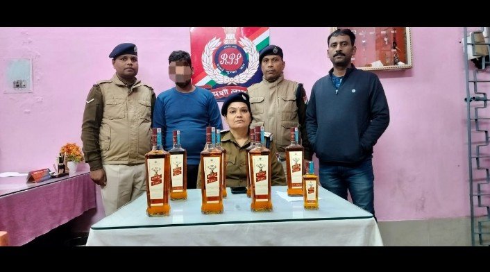 भागलपुर बिहार 10 /12/23*सूरज कुमार नाम के एक व्यक्ति के कब्जे से विदेशी शराब की बोतलें। भागलपुर बिहार 10 /12/23*सूरज कुमार नाम के एक व्यक्ति के कब्जे से विदेशी शराब की बोतलें।