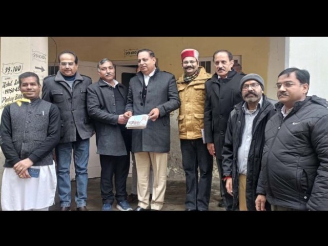 पंजाब 19 जनवरी 2024* विश्व हिंदु परिषद् ने एडवोकेट विवेक गुलबद्धर उर्फ विक्की को भेंट किए पीले अक्षत