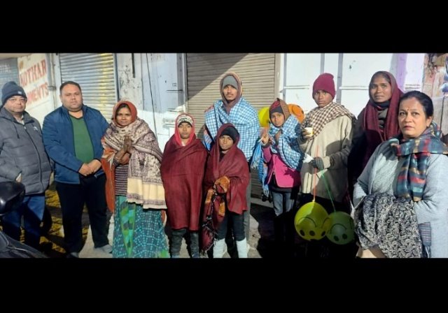 पंजाब 20 जनवरी 2024* समाजसेवी गगन चुघ व उनकी टीम ने गुब्बारे बेचने वालों को कंबल व शॉल बांटे