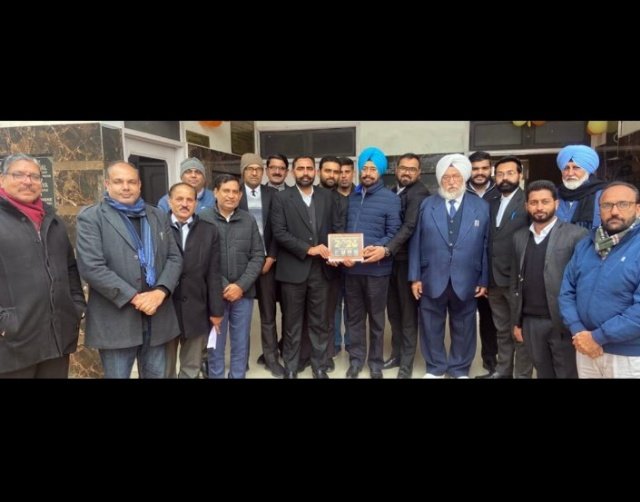 पंजाब 24 जनवरी 2024* बार एसोसिएशन के प्रधान वर्ष 2024 का कैलेंडर लांच किया पंजाब 24 जनवरी 2024* बार एसोसिएशन के प्रधान वर्ष 2024 का कैलेंडर लांच किया