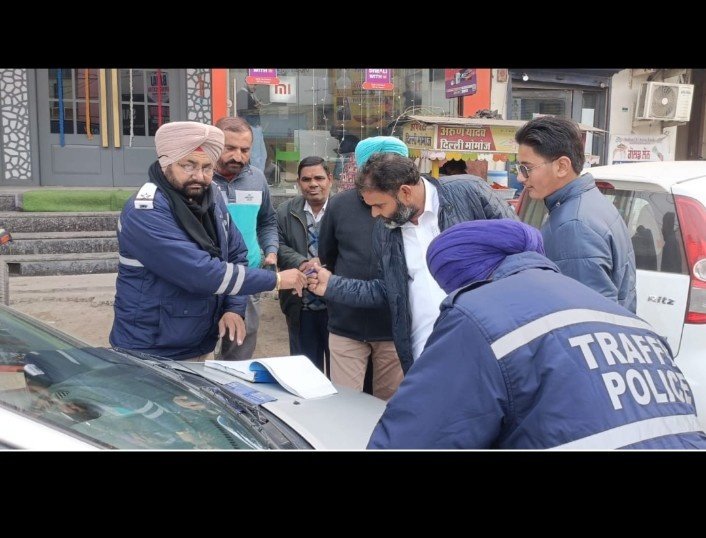 पंजाब 05 जनवरी 2024* ट्रैफिक पुलिस ने भगत सिंह चौक में वाहनों के चालान काटे