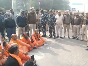 गाजियाबाद02जनवरी24*हरिद्वार से पदयात्रा शुरू करके गृह मंत्री अमित शाह के आवास पर जा रहे यति सन्यासियों को गाजियाबाद में बॉर्डर पर रोका गया।