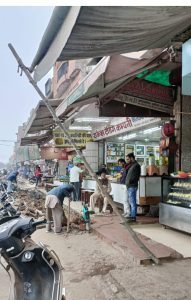 अबोहर पंजाब06जनवरी24*बाजार नं. 9 में फुटपाथ निर्माण का कार्य चल रहा धीमी गति से, दुकानदार परेशान