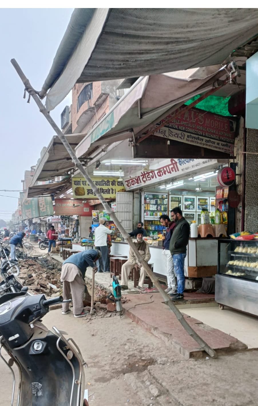 अबोहर पंजाब06जनवरी24*बाजार नं. 9 में फुटपाथ निर्माण का कार्य चल रहा धीमी गति से, दुकानदार परेशान