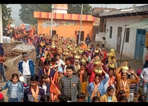 आगरा08जनवरी24*ग्राम पंचायत इस्लामपुर में आमंत्रण पूजित अक्षत कलश की शोभायात्रा निकाली।