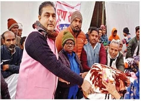 भेलसर(अयोध्या)12जनवरी24*नगर पालिका परिषद रुदौली की तरफ से दो वार्ड मीरा बाई नगर वार्ड और महत्मा गांधी नगर वार्ड में कंबल वितरण किया गय।